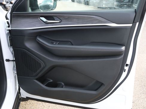 New 2025 Jeep Grand Cherokee Limited w/ MOPAR Finishing Package image 9