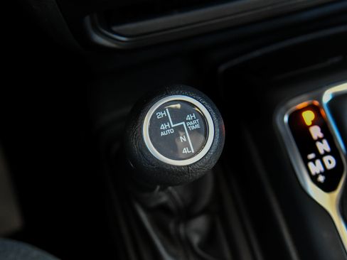 Used 2025 Jeep Wrangler Sahara image 30