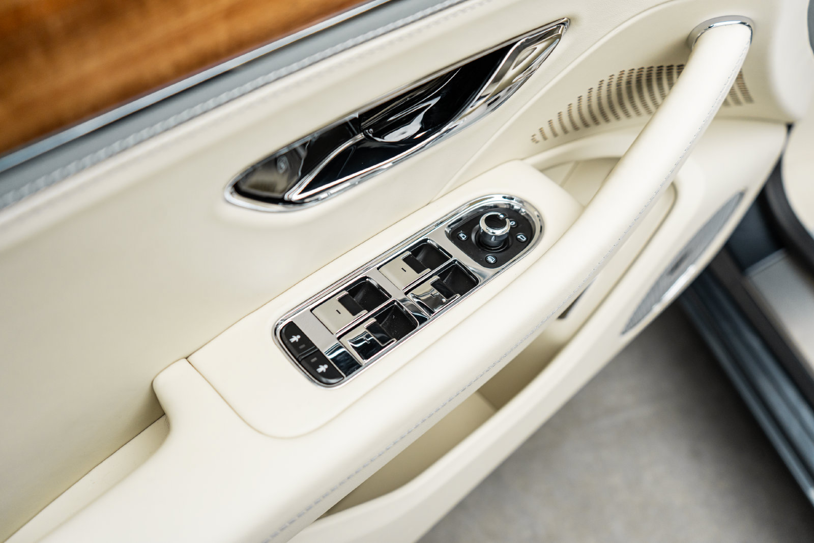 Certified 2026 Bentley Flying Spur V8 AWD/4WD image 24