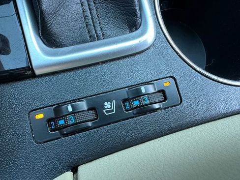 Used 2017 Toyota Highlander Limited image 32