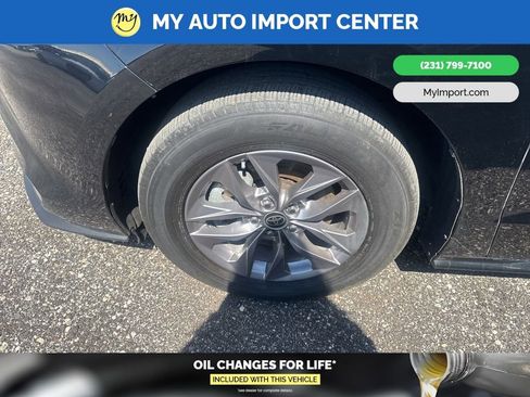 Used 2023 Toyota Sienna XLE AWD/4WD image 6