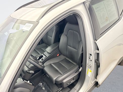 Used 2025 Volvo XC40 B5 Plus image 11