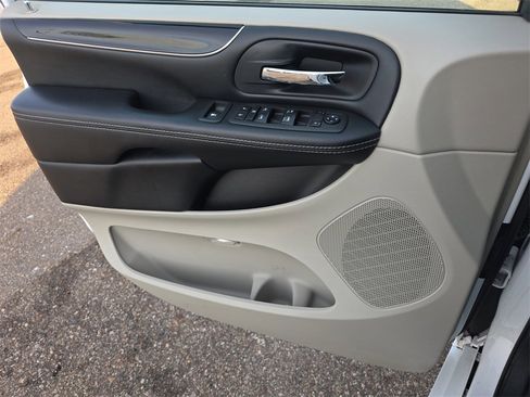 Used 2019 Dodge Grand Caravan SXT image 28