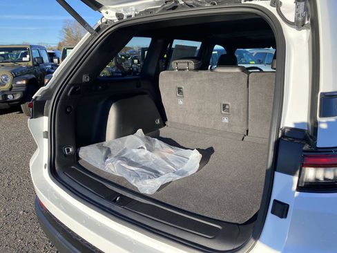 New 2025 Jeep Grand Cherokee Laredo image 4