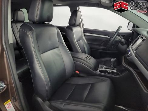 Used 2017 Toyota Highlander XLE FWD image 14