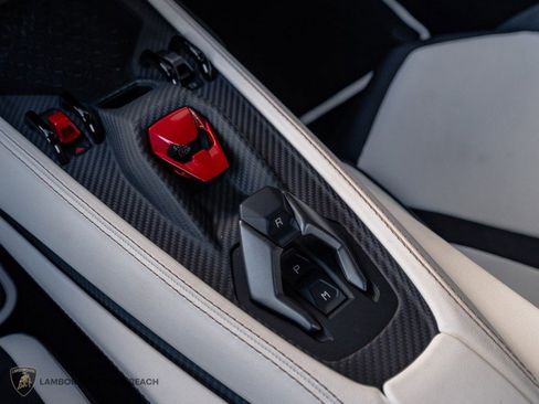 Used 2025 Lamborghini Revuelto image 16