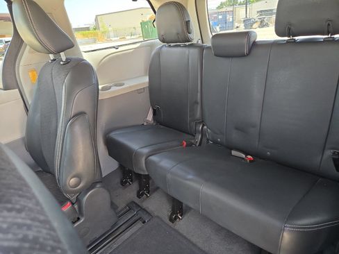 Used 2013 Toyota Sienna SE FWD image 14