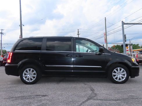Used 2014 Chrysler Town & Country Touring FWD image 6