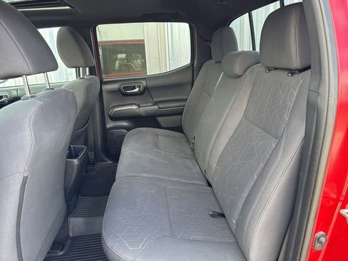 Used 2017 Toyota Tacoma TRD Off-Road AWD/4WD image 31