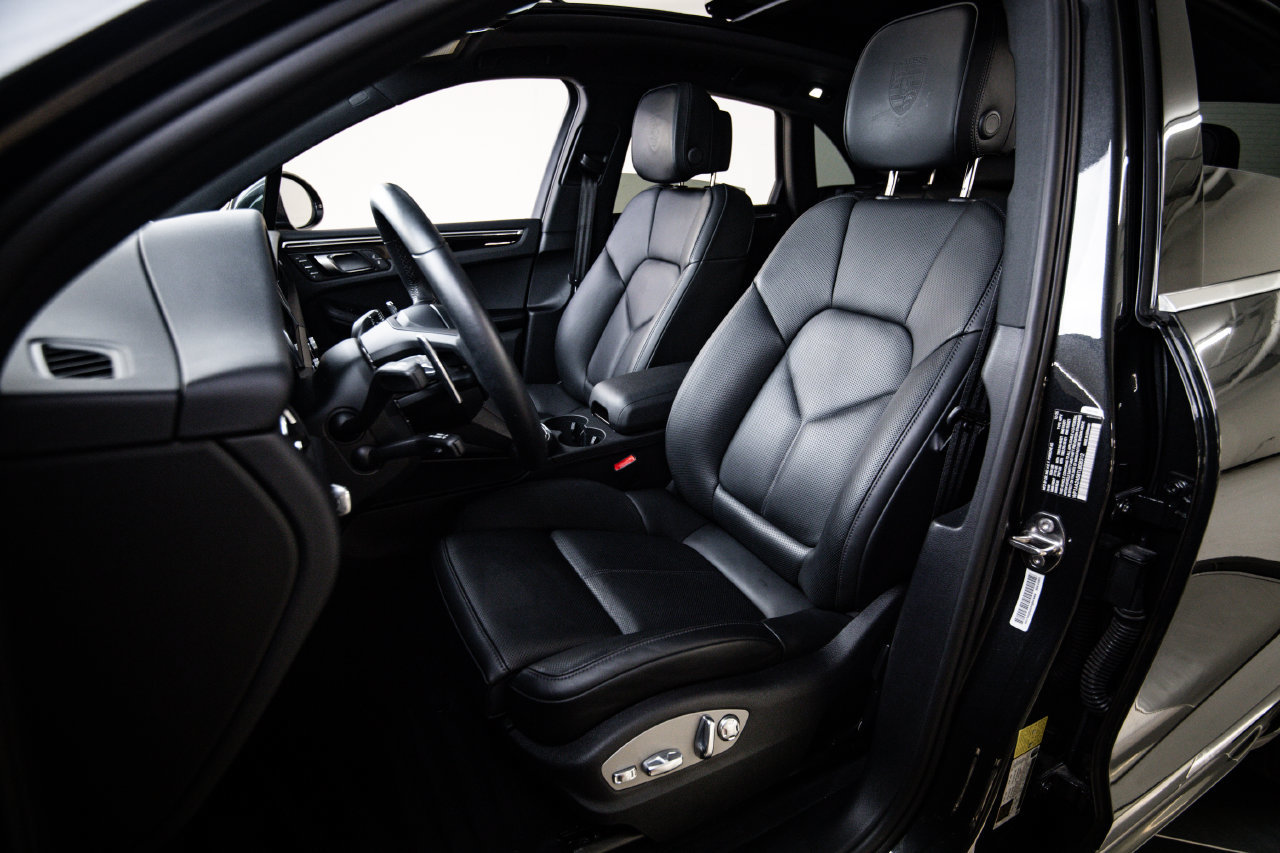 Certified 2026 Porsche Macan AWD/4WD image 5