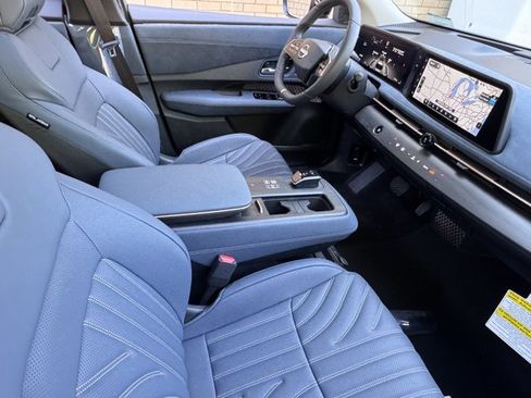 New 2025 Nissan Ariya Platinum image 16