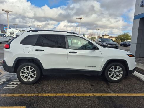 Used 2016 Jeep Cherokee Sport image 3
