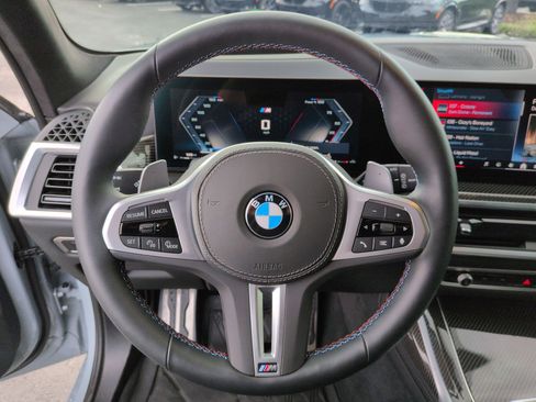 Used 2025 BMW X7 M60i AWD/4WD image 17