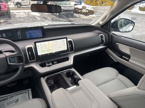 Used 2025 Ford Expedition Active image 18