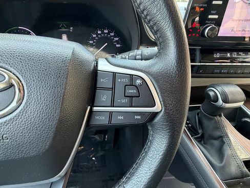 Used 2023 Toyota Sienna XLE FWD image 32