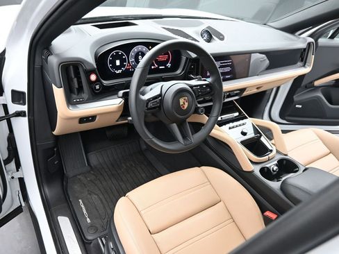 New 2025 Porsche Cayenne Coupe image 4