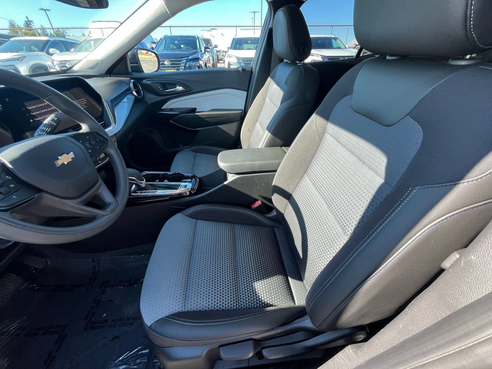 Used 2025 Chevrolet Trax LT FWD image 27
