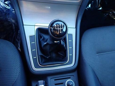 Used 2016 Volkswagen Golf S image 19