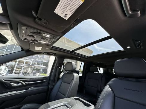 Used 2022 GMC Yukon XL Denali w/ Denali Premium Package AWD/4WD image 30