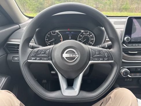 Used 2025 Nissan Altima 2.5 SV FWD image 19