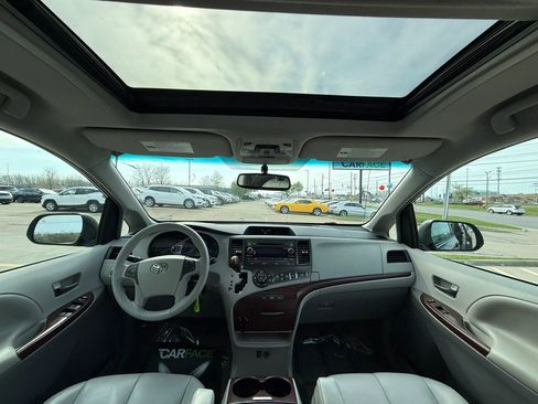 Used 2012 Toyota Sienna XLE image 28
