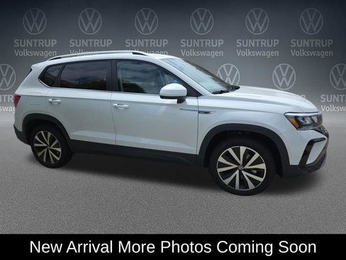 Used 2024 Volkswagen Taos SE FWD image 2