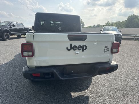 Used 2022 Jeep Gladiator Sport AWD/4WD image 7