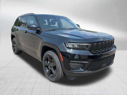Used 2023 Jeep Grand Cherokee Altitude AWD/4WD image 4