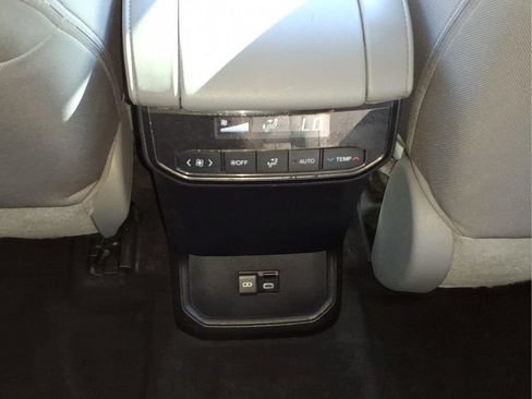 Used 2023 Toyota Highlander LE FWD image 23