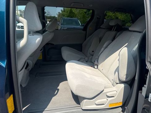 Used 2011 Toyota Sienna LE w/ Towing Pkg FWD image 25