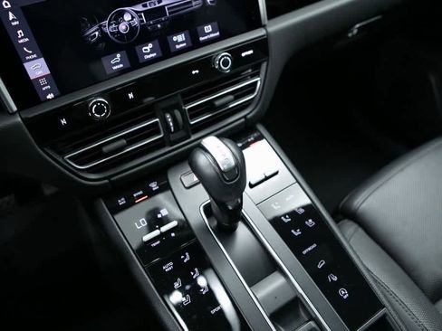 Certified 2022 Porsche Macan image 21