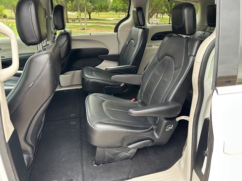 Used 2018 Chrysler Pacifica Limited FWD image 6