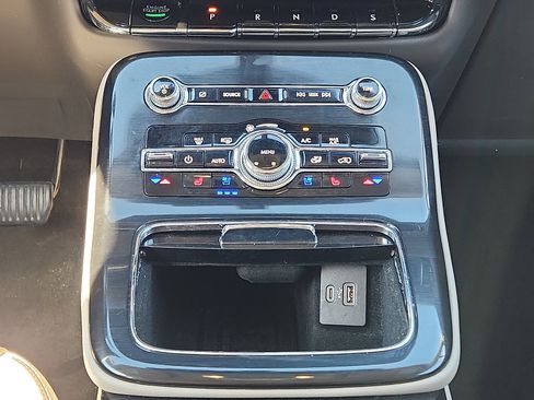 Used 2022 Lincoln Nautilus Reserve image 18