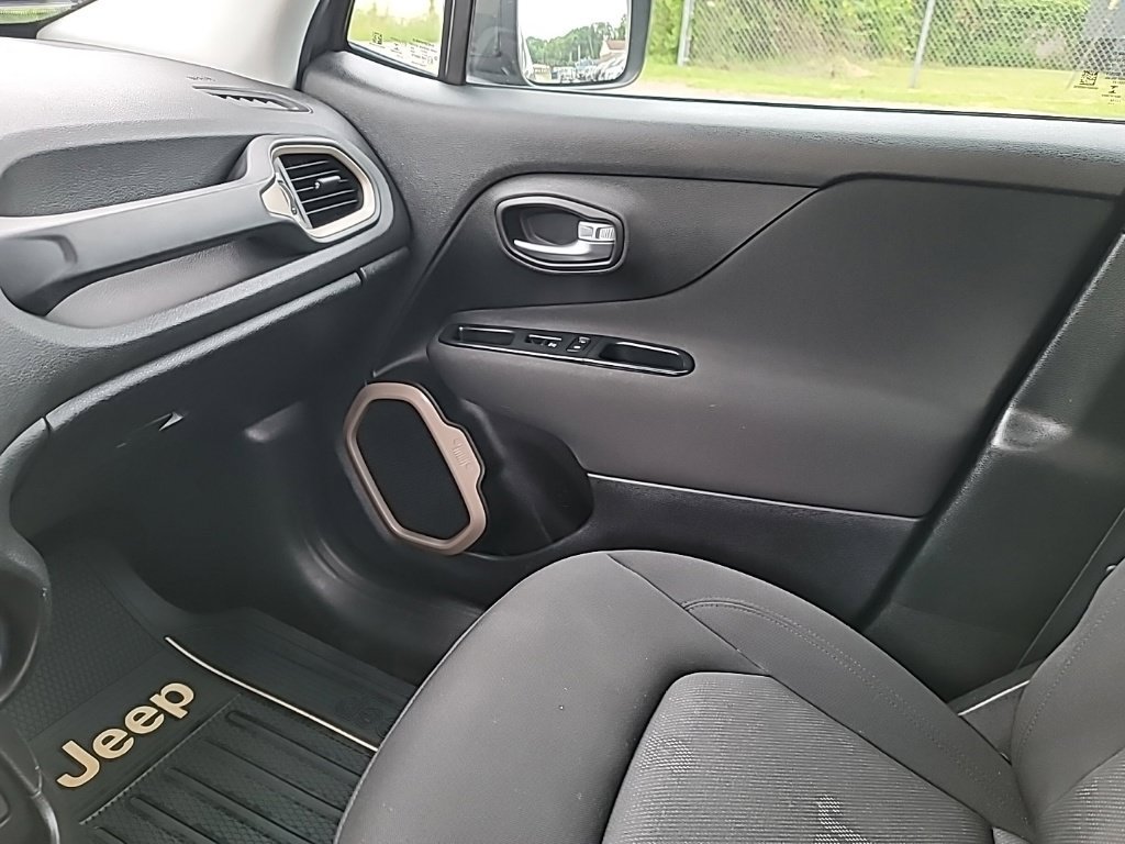 Used 2016 Jeep Renegade Latitude w/ Cold Weather Group AWD/4WD image 18