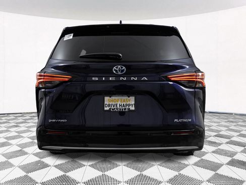 Used 2025 Toyota Sienna Platinum AWD/4WD image 17