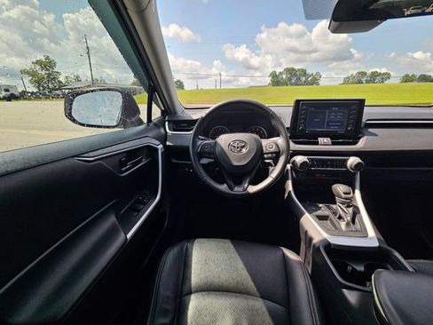 Used 2020 Toyota RAV4 LE FWD image 13