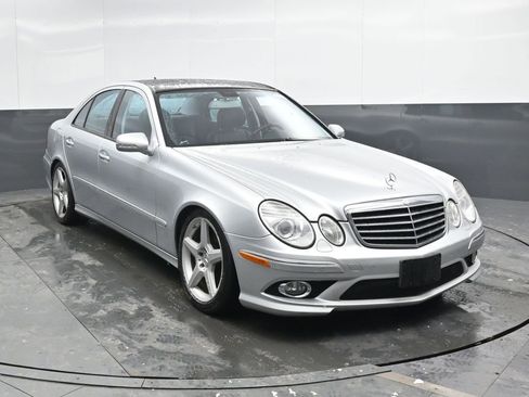 Used 2009 Mercedes-Benz E 350 4MATIC Sedan image 4
