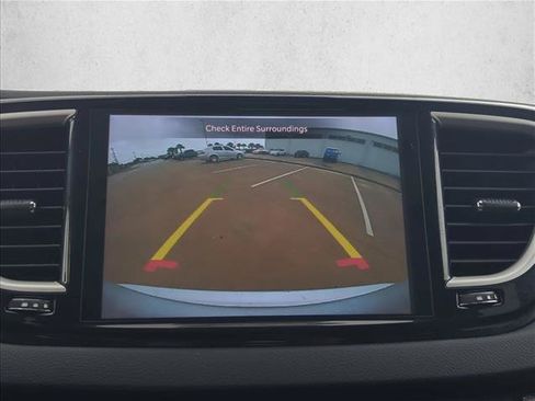 Used 2023 Chrysler Pacifica Touring-L FWD image 13
