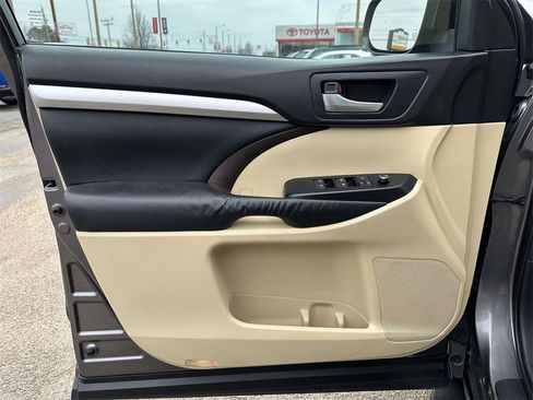 Used 2015 Toyota Highlander XLE image 16