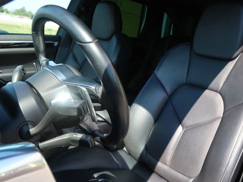 Used 2018 Porsche Cayenne S image 18