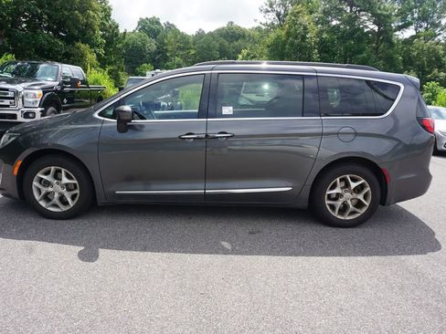 Used 2017 Chrysler Pacifica Touring-L w/ Tire & Wheel Group FWD image 20