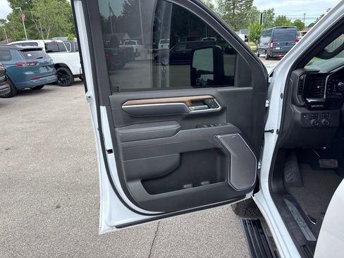 Used 2025 Chevrolet Silverado 2500 High Country w/ High Country Premium Package AWD/4WD image 15
