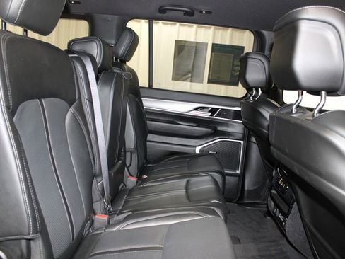 Used 2025 Jeep Wagoneer L Series II w/ 8-pass Seating Package image 28