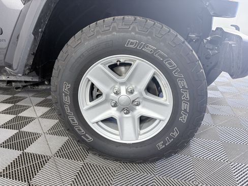 Used 2021 Jeep Gladiator Sport image 14