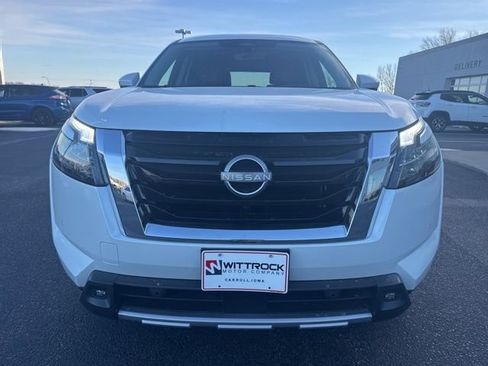 Used 2025 Nissan Pathfinder Platinum image 3