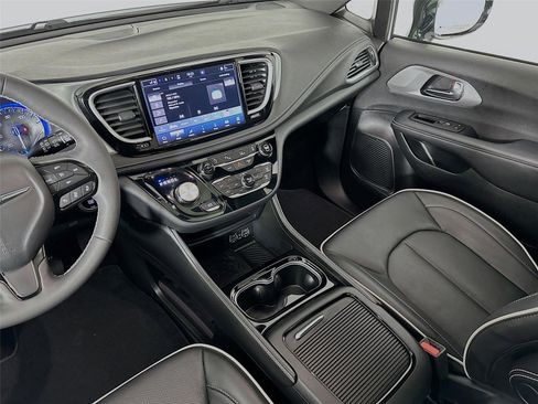 Used 2025 Chrysler Pacifica Limited image 25