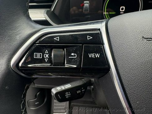 Used 2022 Audi e-tron Premium w/ Convenience Plus Package AWD/4WD image 17
