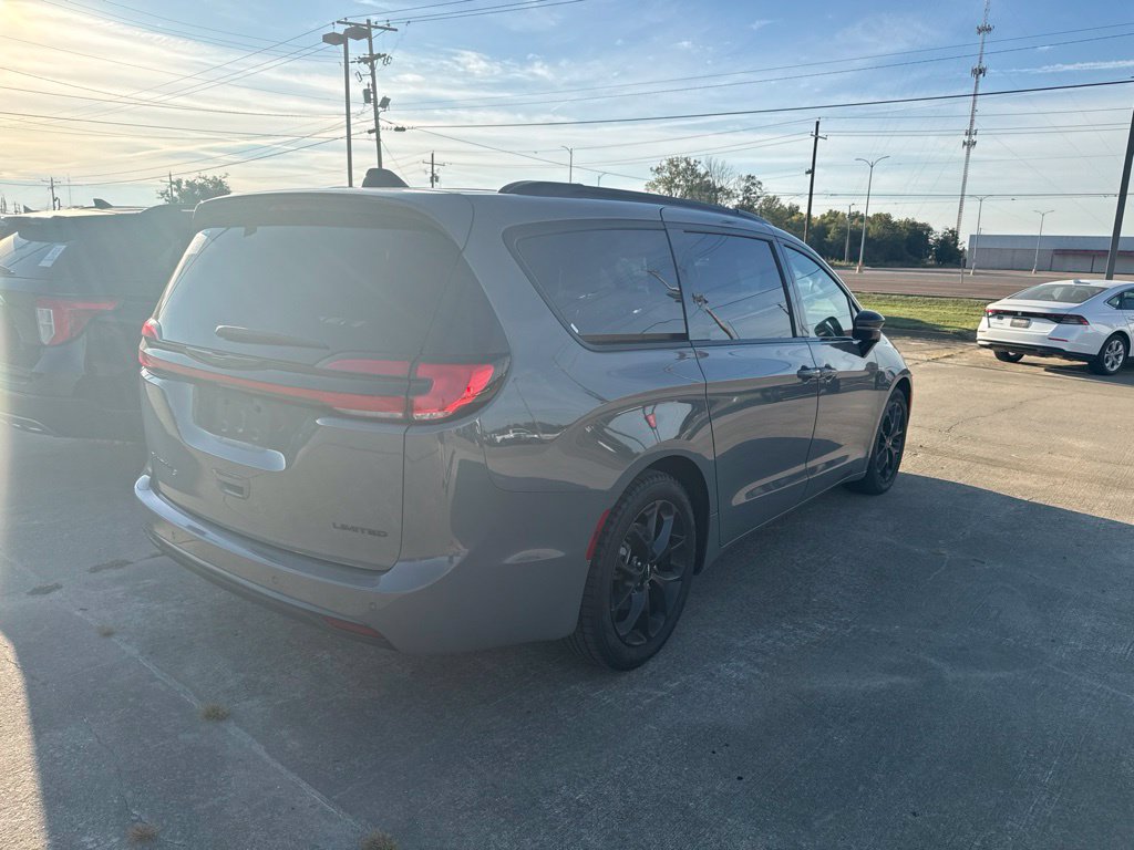 Used 2025 Chrysler Pacifica Limited FWD image 3