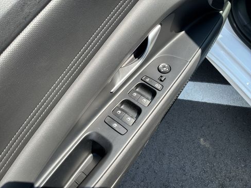Used 2025 Hyundai Elantra SEL FWD image 15