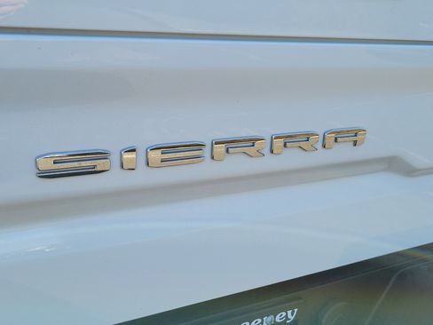 Used 2022 GMC Sierra 1500 AT4 w/ AT4 Preferred Package image 7